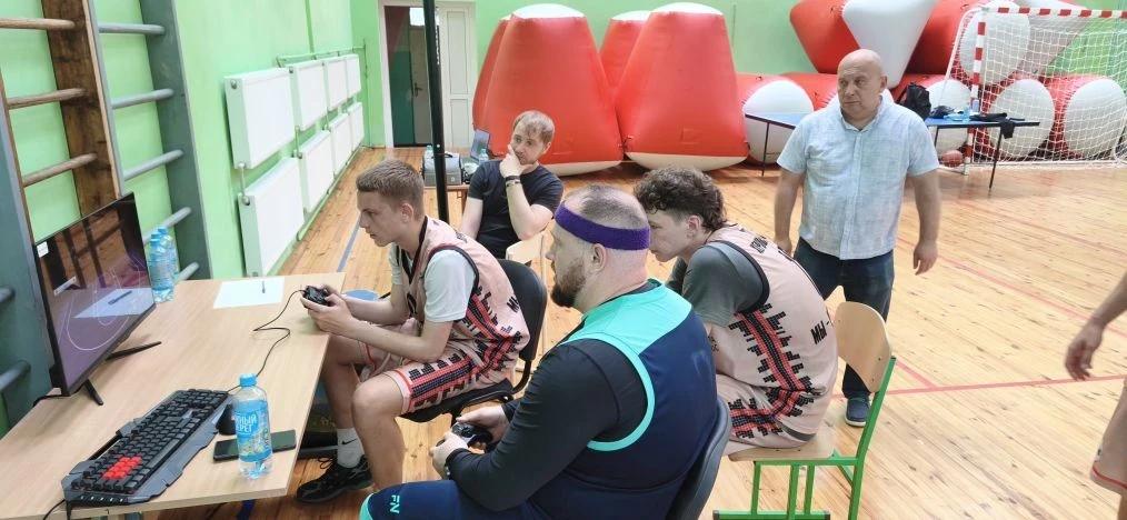 4 Команда Херсонского педуниверситета взяла бронзу в чемпионате по фиджитал-баскетболу 3х3