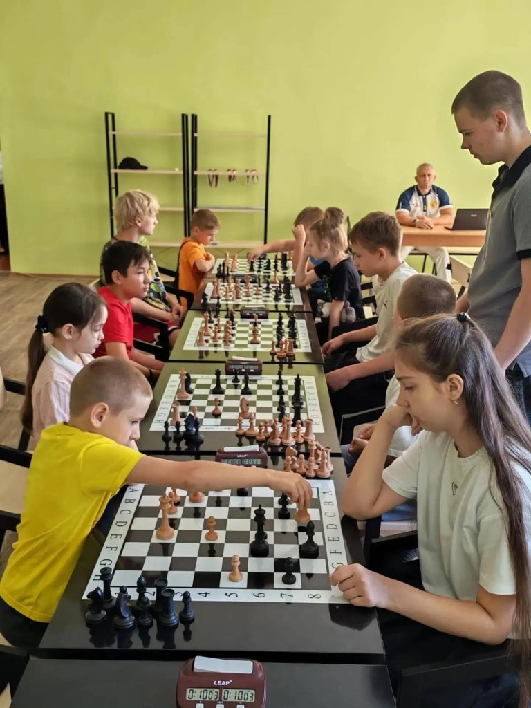 Шахматный-турнир-2-768x1024 В шахматном клубе ХГПУ «Гамбит» прошел открытый турнир